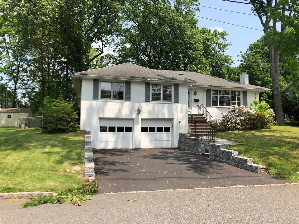 85 Phelps Ave