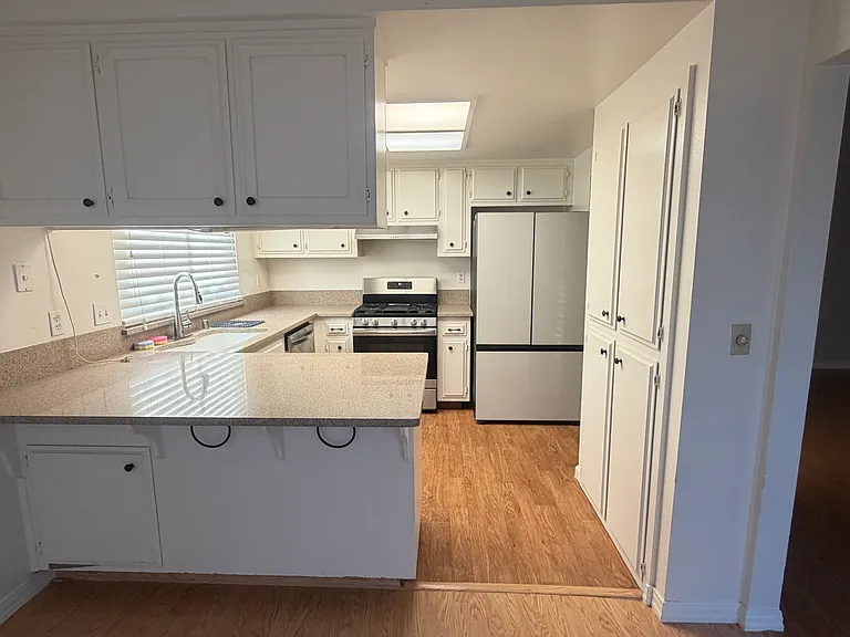 5089 Brittany Dr — Photo 6