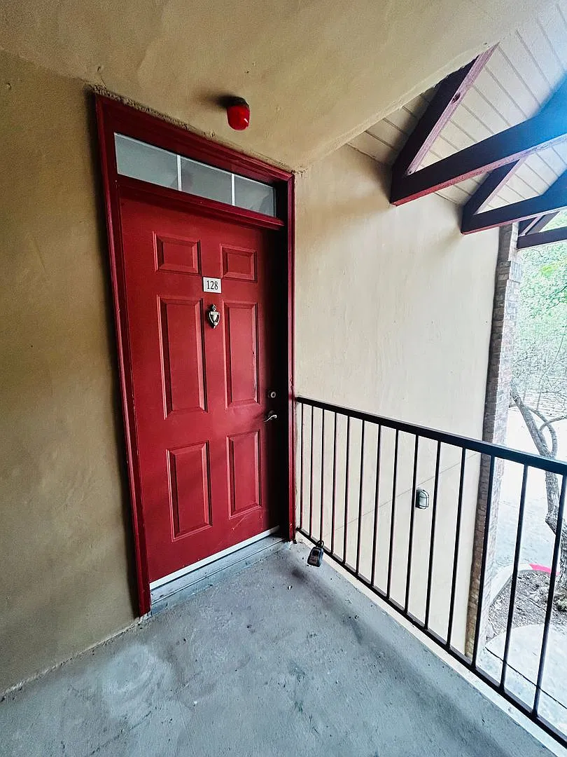 West Austin Townhome with Garage — Photo 3