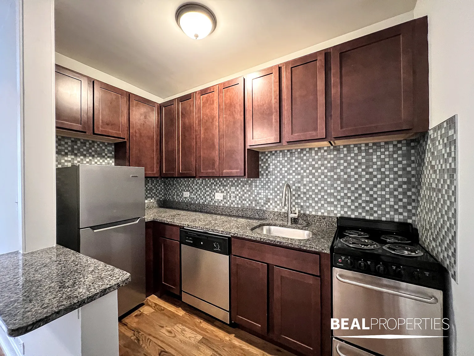 635 W Barry Ave — Photo 4