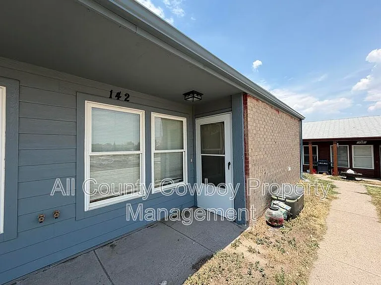 142 S Cribbon Ave — Photo 2