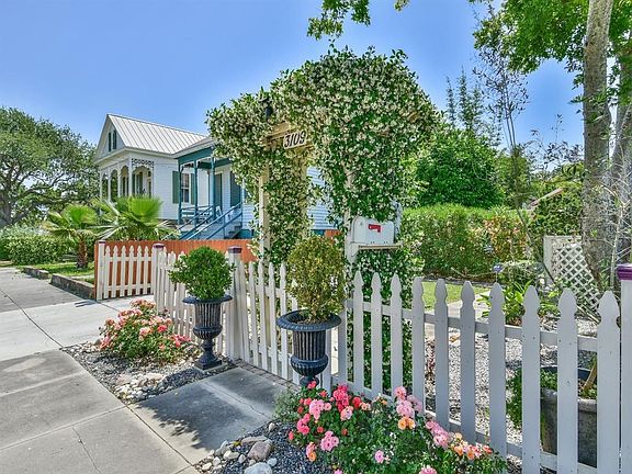 Front Arbor to Cottage