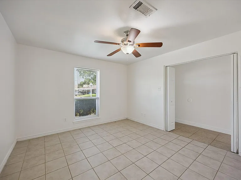 1217 E Brown Ln — Photo 5