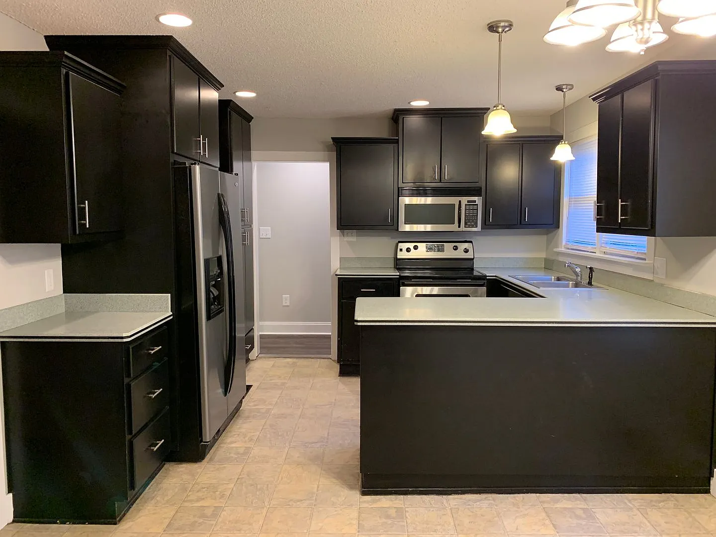 Cute 3 Bedroom Near Downtown for Pre-Lease — Photo 4