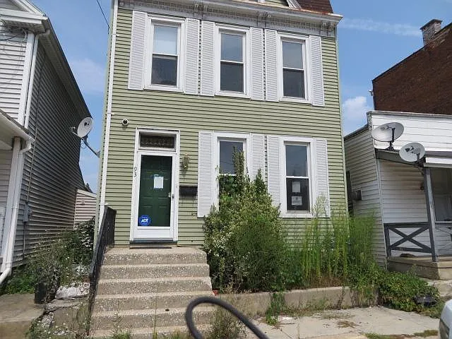 893 Prospect St photo 1