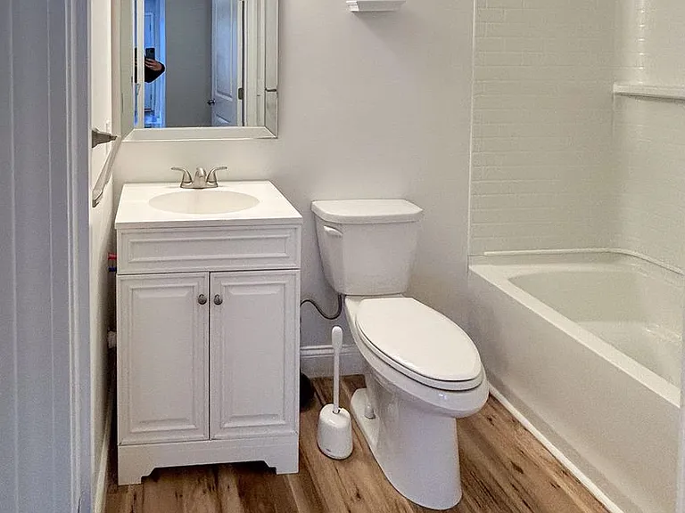 376 Colchester Ave — Photo 9