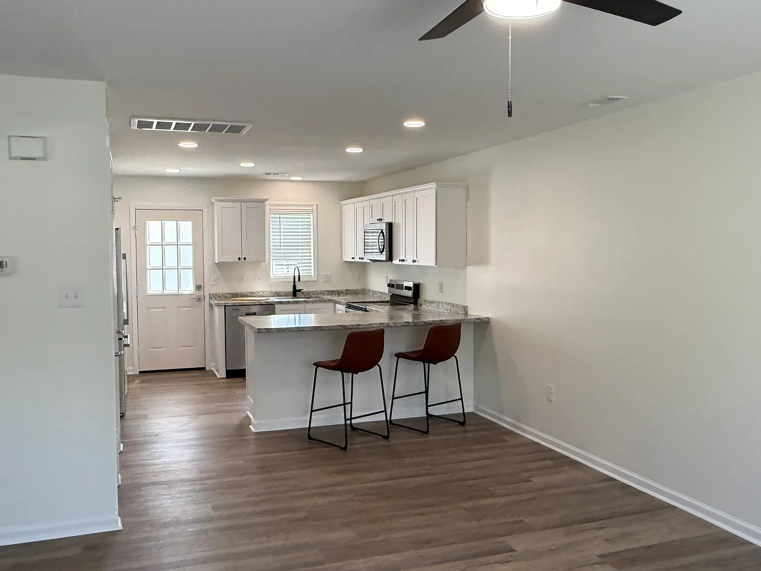 2 bed, 852 sqft, $1,600 — Photo 2