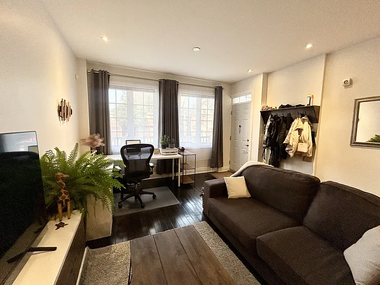 36 Coxwell Ave — Photo 2