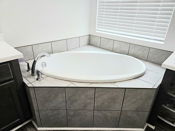 Bathtub at master bath