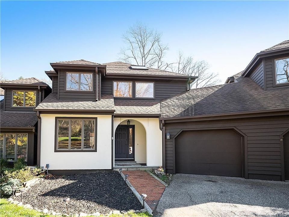 1st image of 10 Cotswold Dr