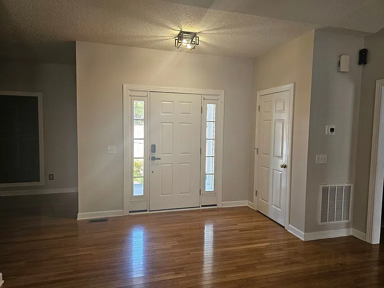140 Patricia Ct — Photo 2