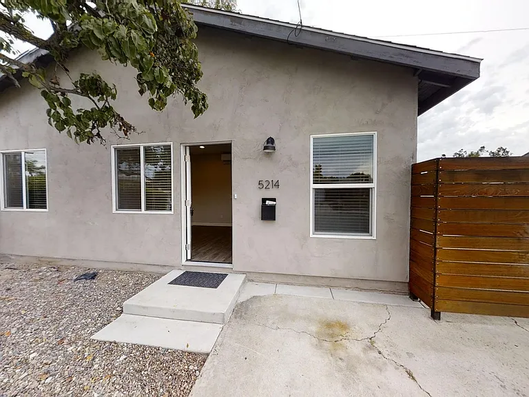 5214 E Falls View Dr — Photo 2