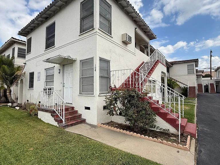 Evans Apartments — Photo 8