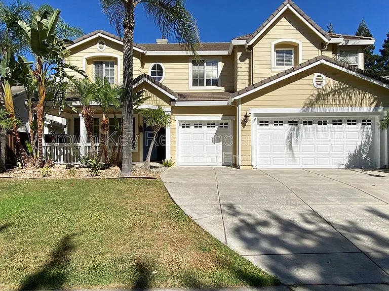1030 Eastlake Cir — Photo 2