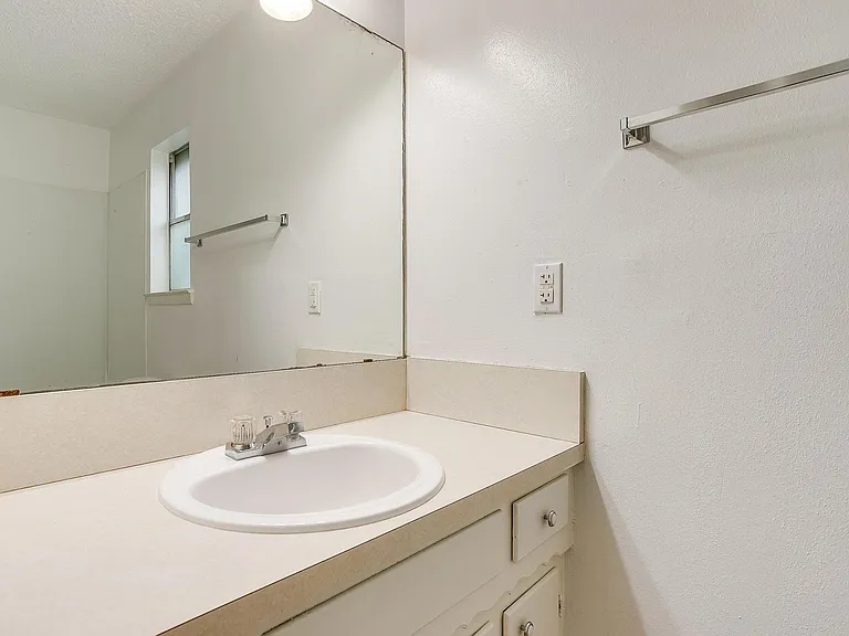 812 E Prairie View Rd — Photo 12
