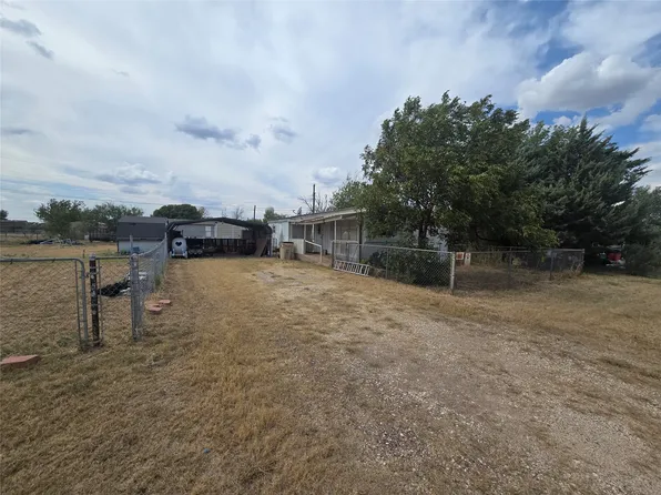 112 La Salle Dr, Tye, TX 79563