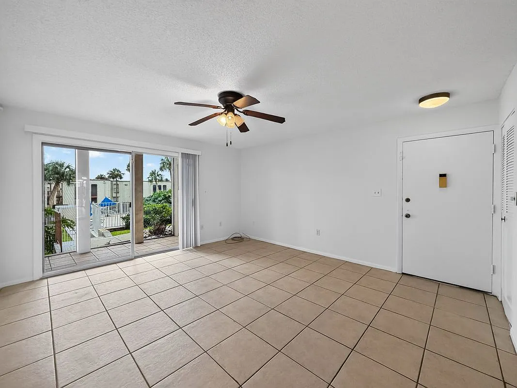 2 bed, 2.0 bath, 1002 sqft, $1,700 — Photo 4