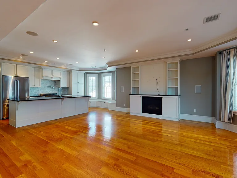 721 E 6th St #4 — Photo 3