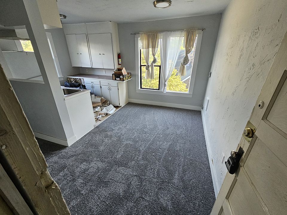 Living Room / Entry