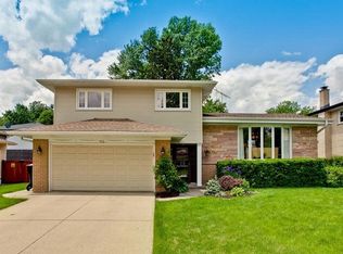 912 S Waverly Pl, Mount Prospect, IL 60056