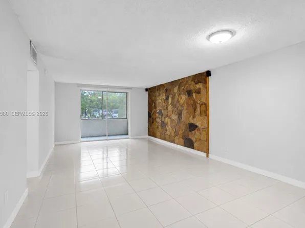 8501 NW 8th St APT 105, Miami, FL 33126
