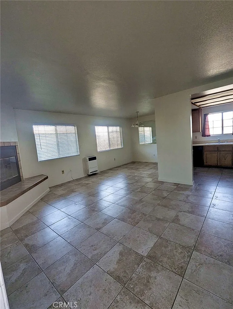 1 bed, 560 sqft, $2,100 — Photo 3