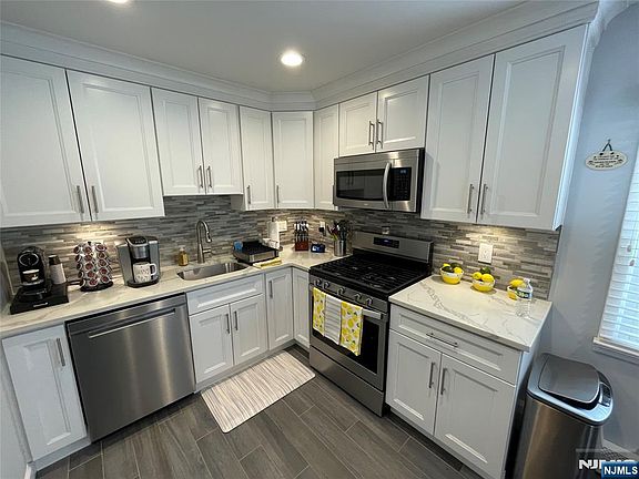 4th image of 46 Sabina St