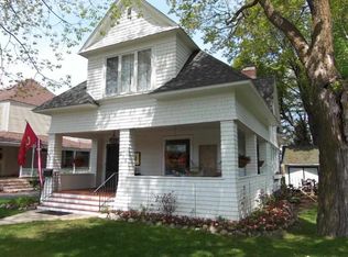 215 Clinton St, Charlevoix, MI 49720