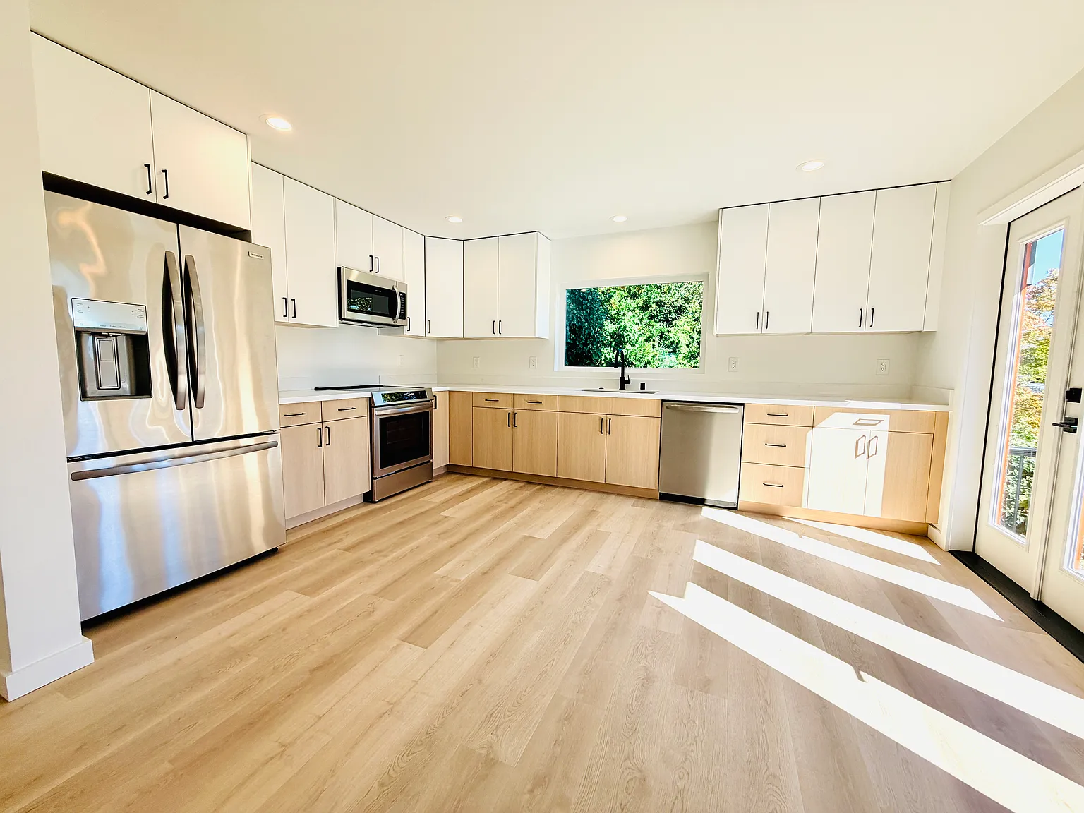 2 bed, 1.5 bath, 1088 sqft, $3,190 — Photo 2