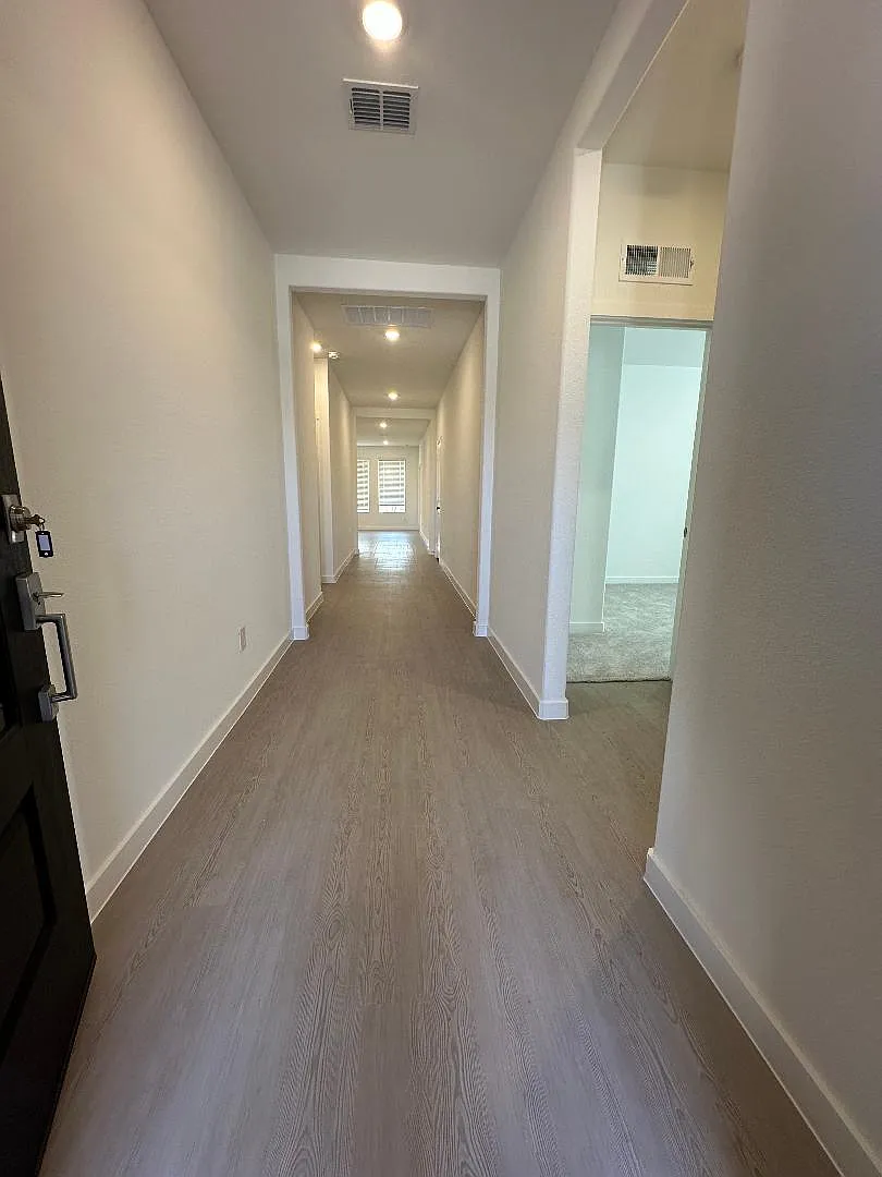 4 bed, 2083 sqft, $2,500 — Photo 3