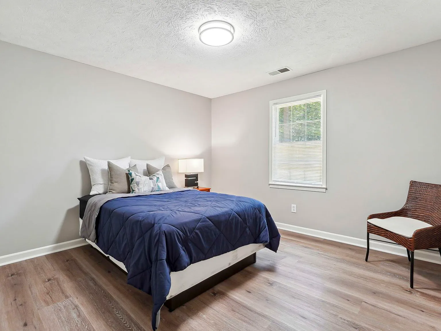 4 bed, 3.0 bath, 2376 sqft, $836 — Photo 1