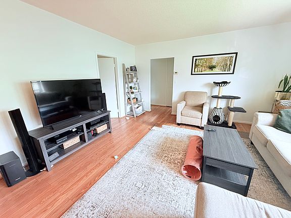 5th image of 51 Lake Shore Ct APT 4