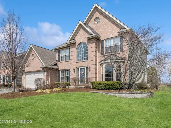 601 Tanager Ln, West Chicago, IL 60185