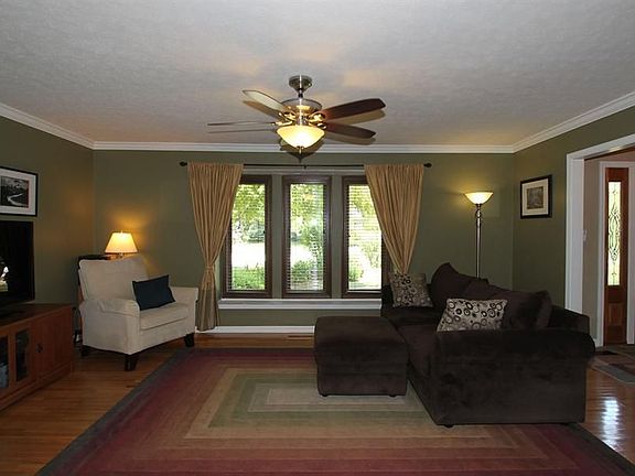 2nd image of 130 S Maxwell Ct