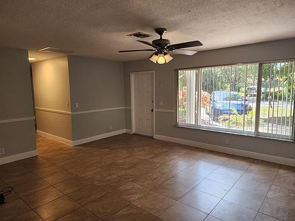 4th image of 5216 Greenwood Dr