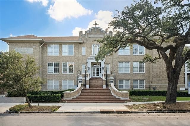 1st image of 1215 Louisiana Ave Unit 301