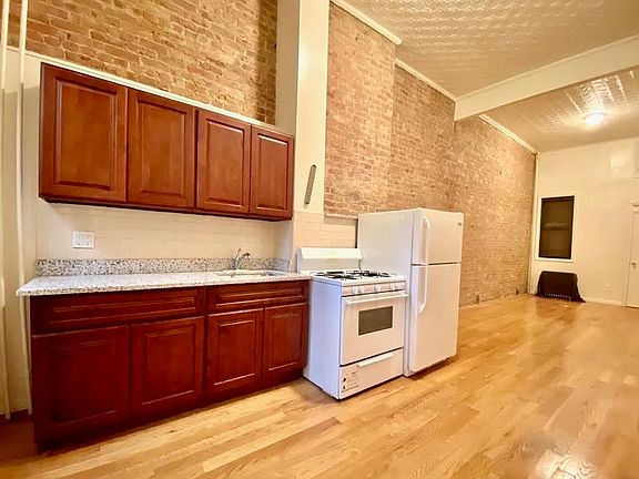 4th image of 174 Irving Ave APT 1R