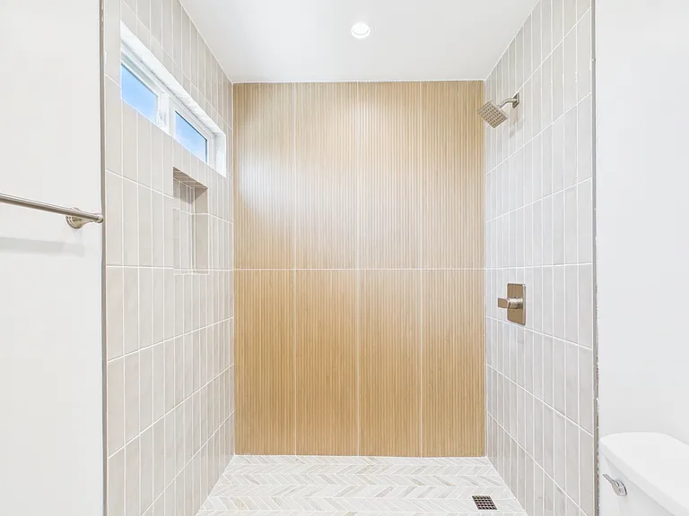 1130 W Redwood St — Photo 9
