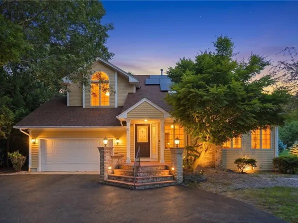 10 Di Fazio Dr, Johnston, RI 02919