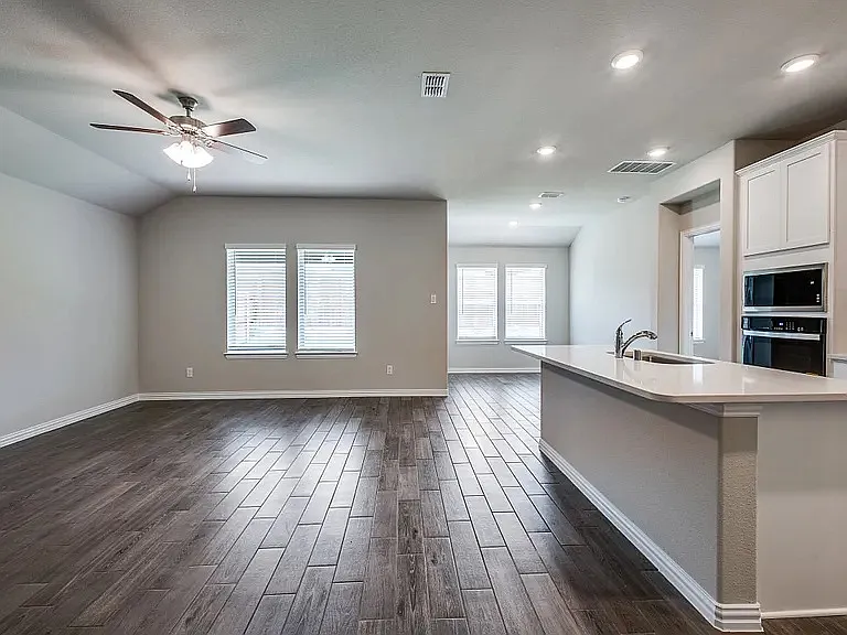 4 bed, 2075 sqft, $2,400 — Photo 3
