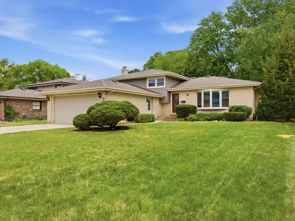 565 Eletson Dr, Crystal Lake, IL 60014
