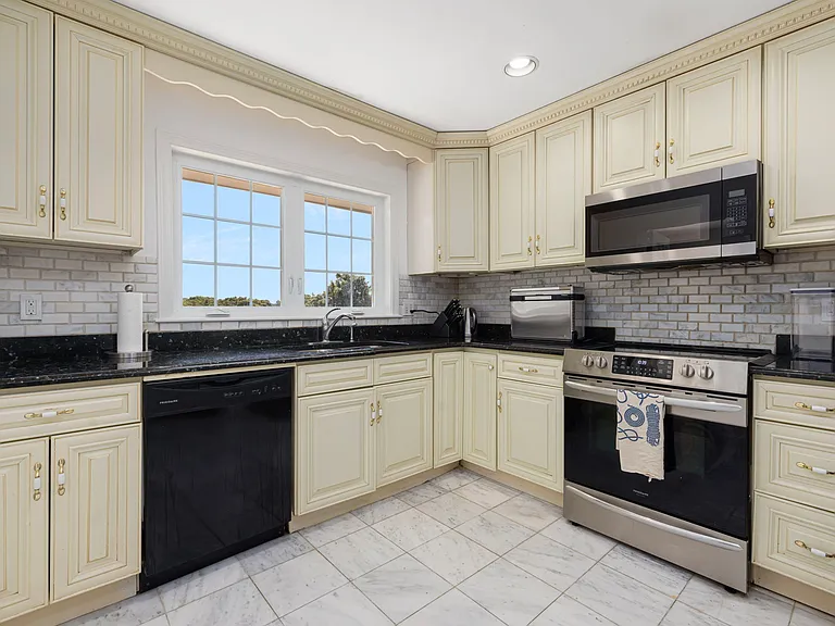 223 Corey Ln — Photo 11