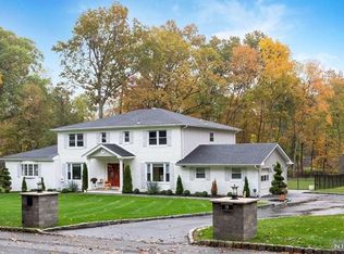 19 Southwood Dr, Morris Plains, NJ 07950