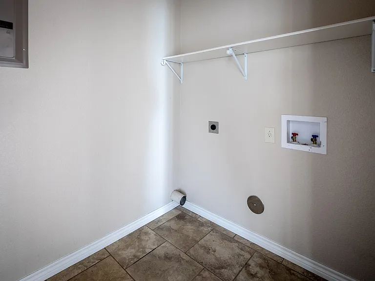 1305 Kings Way — Photo 11