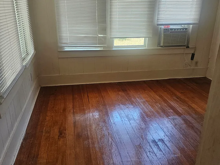 813 W Sycamore St — Photo 5