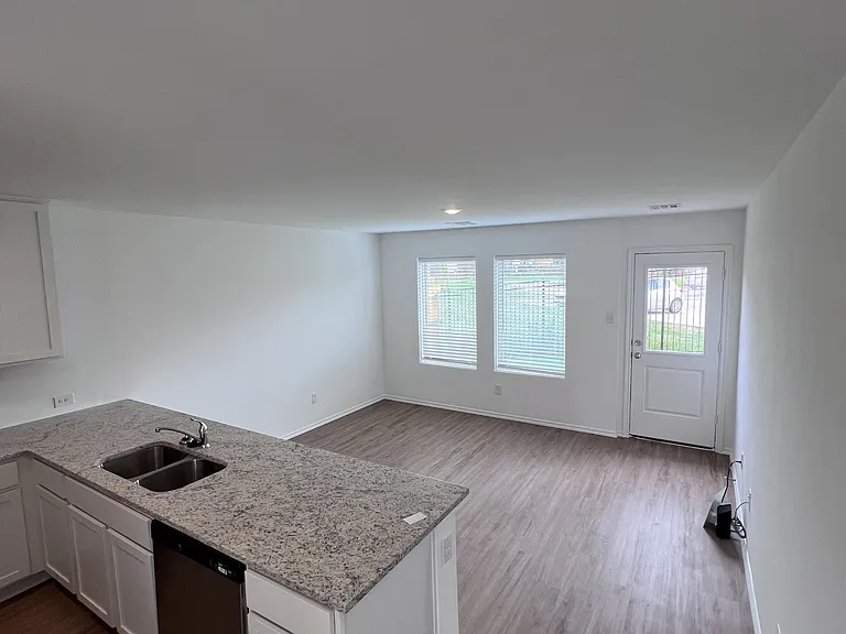 2317 Wolford Ct — Photo 4