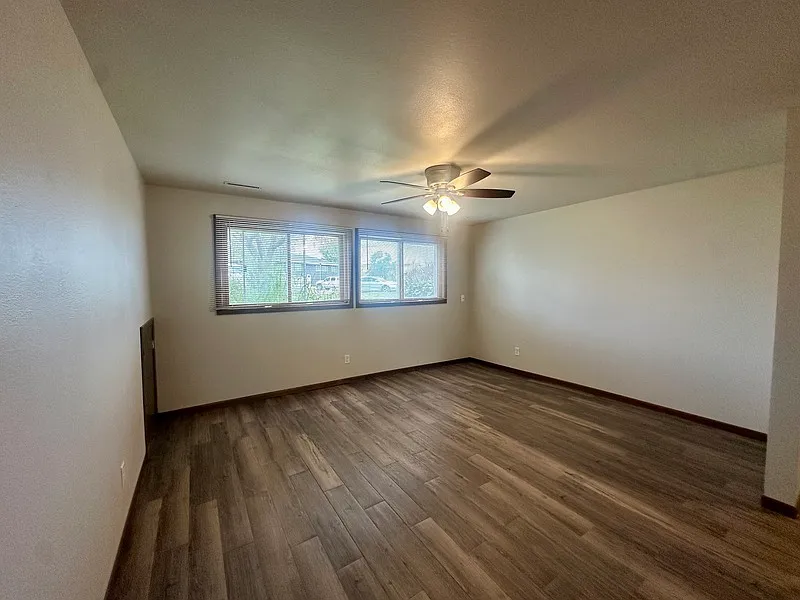 2 bed, 1.0 bath, 930 sqft, $875 — Photo 2