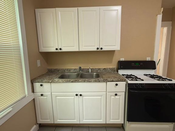 3rd image of 2152 Fairview St