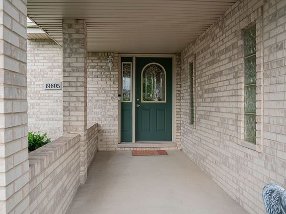 2nd image of 19605 Oakwood Ave
