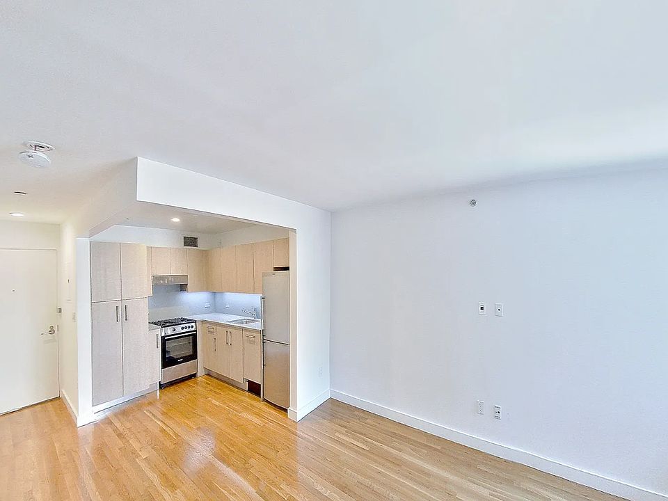 1st image of 101 W 15th St APT 330